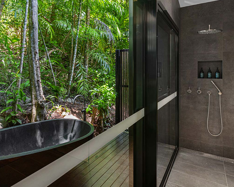 Treehouse Retreat Room outdoor shower & bath - image courtesy of Silky Oaks Lodge.